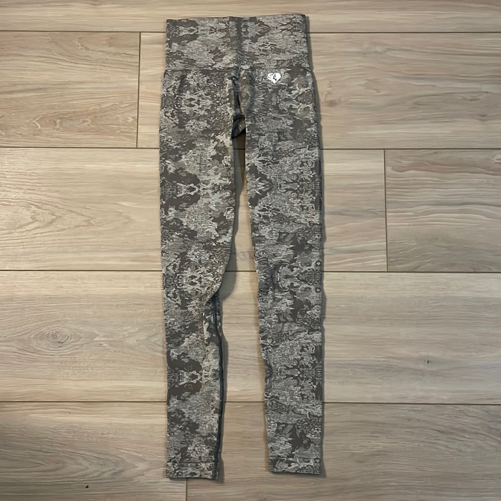 Adapt Camo Seamless Leggings (Size Small)